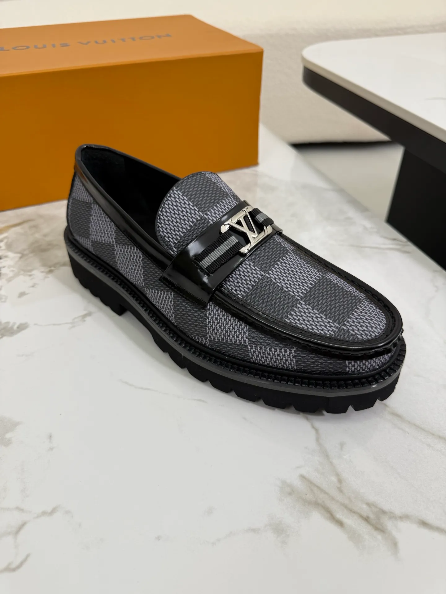 [L Family] Top P: 800💰 ▪️Size: 39-44 (38.45 custom-made) The top male god leather shoes Lv series are sold at the same time with original factory configuration, original cowhide fabric imported from Italy, soft and comfortable, imported water-dyed cow lining, soles: original ultra-light French foam outsole super comfortable, original factory with single goods 🔍🔍high quality, can be entered and exited at will, welcome to compare and synchronize.